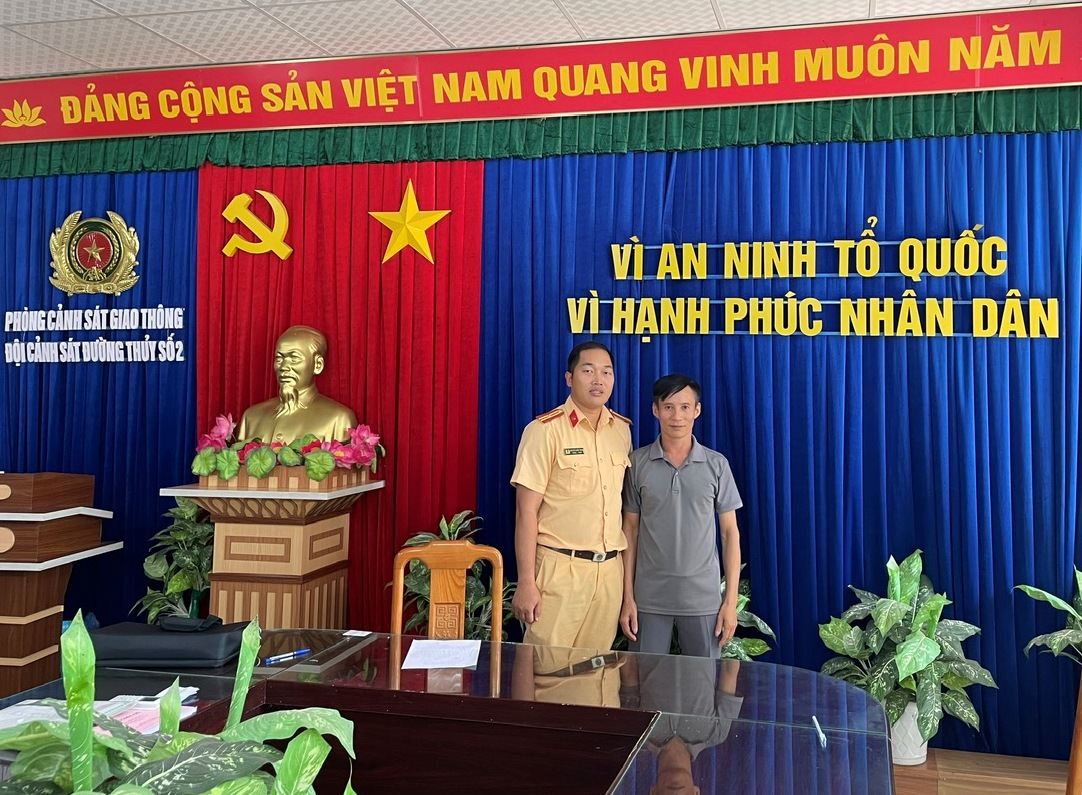 Đội Cảnh sát đường thủy số 2, Phòng Cảnh sát giao thông kịp thời cứu một người dân nhảy sông Văn Úc